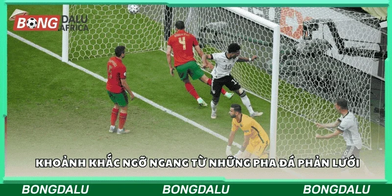 Khoảnh khắc ngỡ ngàng từ những pha đá phản lưới 